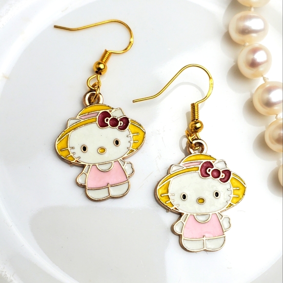 🌟5/$25 Beautiful Hello Kitty Charm Earrings - Picture 1 of 3